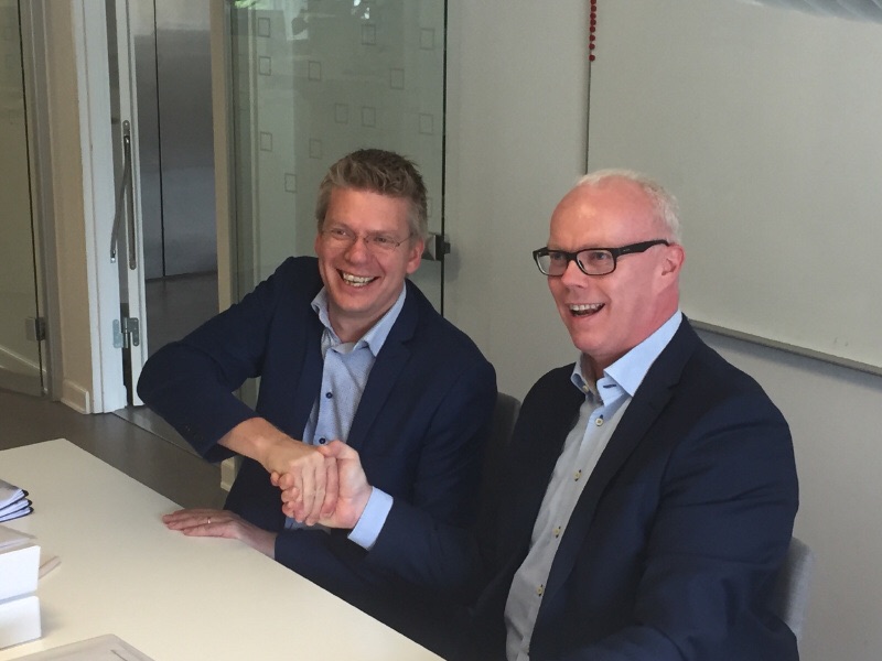 Direktør Martin Magelund Rasmussen, Center for HR, Region Hovedstaden (tv) og CEO Allan Jepsen, EG Silkeborg Data A/S