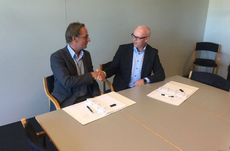 Torsdag underskrev Allan Jepsen, CEO fra EG Silkebord Data A/S og Christian Boel, Koncerndirektør fra Region Midtjylland aftalen om et nyt løn og arbejdstidsplanlægningssystem. Foto: (Jørn Mørup).