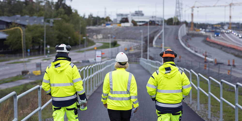 Sådan kan du som hovedentreprenør føre tilsyn på mange byggepladser